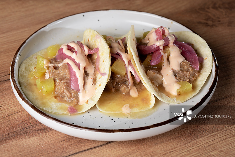 美味的菠萝红洋葱阿尔帕斯托塔可放在盘子里图片素材