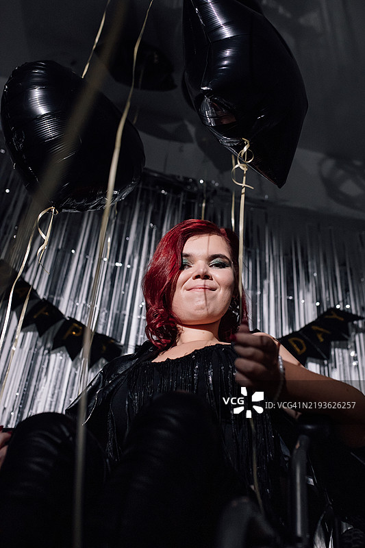 在为脊髓性肌萎缩症患者举办的庆祝活动中，黑色气球象征着生命和韧性。图片素材