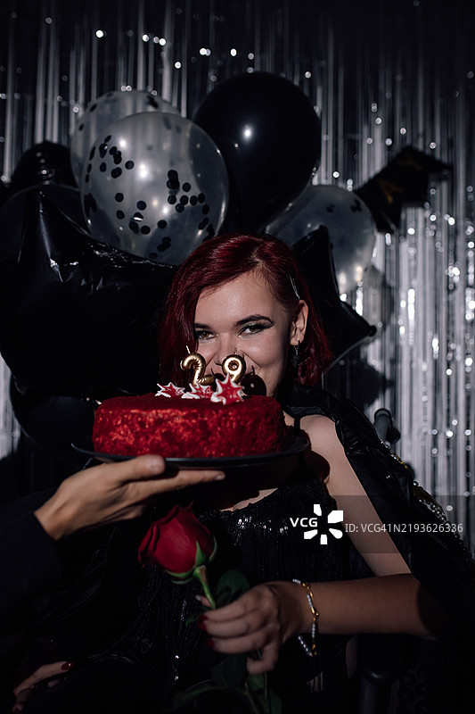 在节日气氛中庆祝一个重要的生日，享受蛋糕和欢乐的环境图片素材