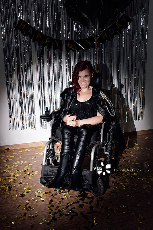 在装饰一新的轮椅环境中，欢快而时尚地庆祝生日派对图片素材