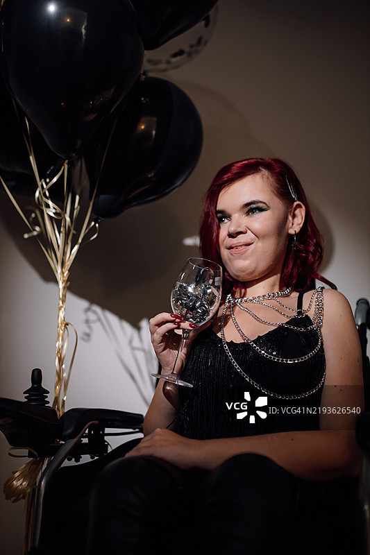 在为脊髓性肌萎缩症患者举办的生日聚会上优雅地庆祝生命与坚韧。图片素材