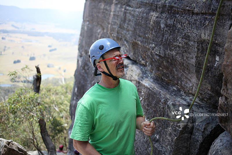 成熟男性在澳大利亚蓝山进行攀岩保护图片素材