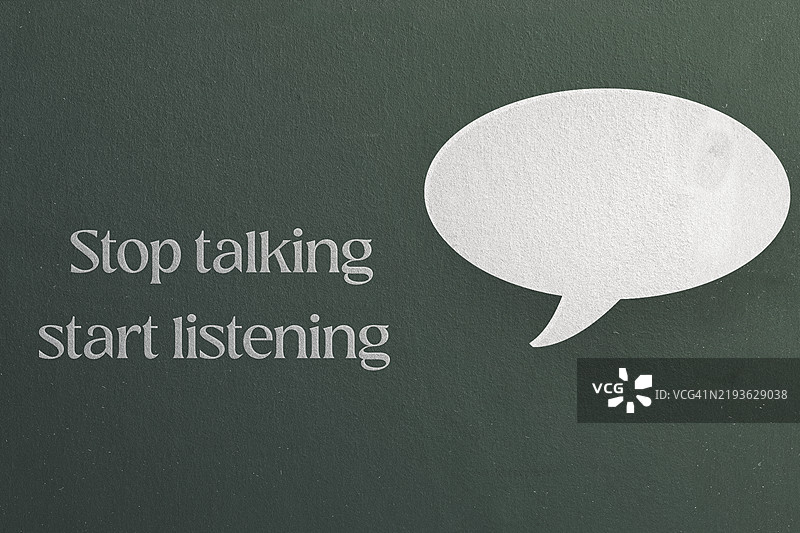 黑板上用粗体、清晰的字迹写着“停止说话，开始倾听”。旁边有一个漫画风格的对话框，增强了信息的视觉冲击力。图片素材
