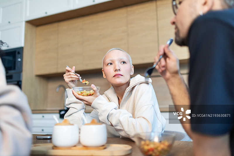 朋友们在厨房里一起用餐并聊天图片素材