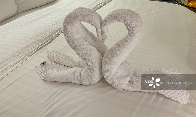 床上的毛巾天鹅艺术图片素材