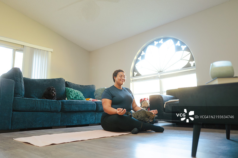 与宠物一起瑜伽 - 女人做瑜伽 - 广角镜头 - 猫在腿上图片素材