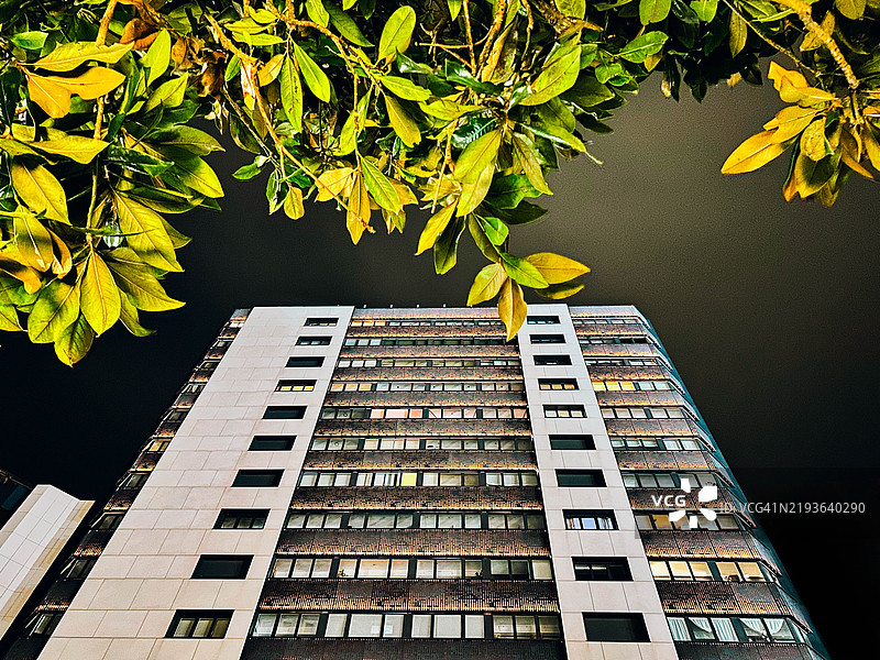 夜晚住宅楼的低角度视图图片素材