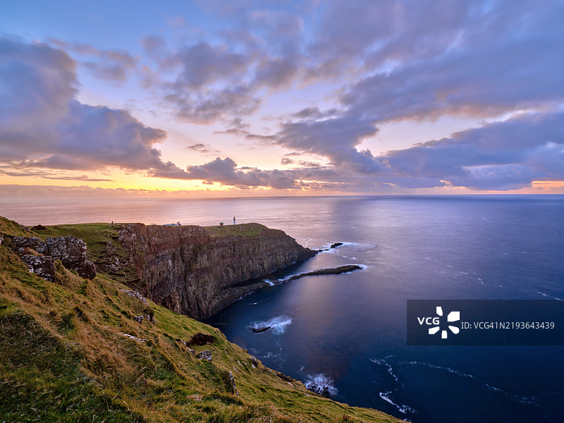 法罗群岛阿克拉贝格灯塔的日落景观。图片素材