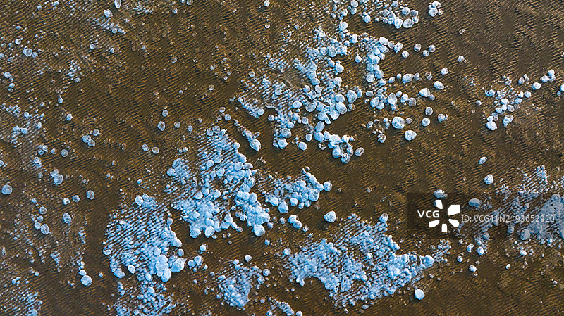 中国大连雪覆盖的海滩高角度视图。图片素材