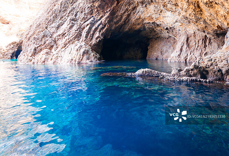 水填满了海洋洞穴。意大利帕尔马罗拉。图片素材