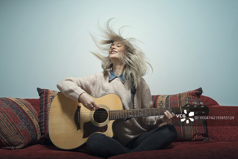 年轻女性在练习吉他图片素材