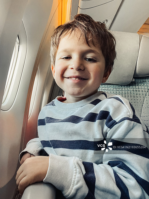 小男孩在飞机上快乐地飞行图片素材