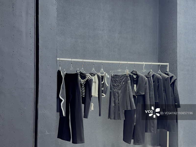 服装店内的服装展示图片素材