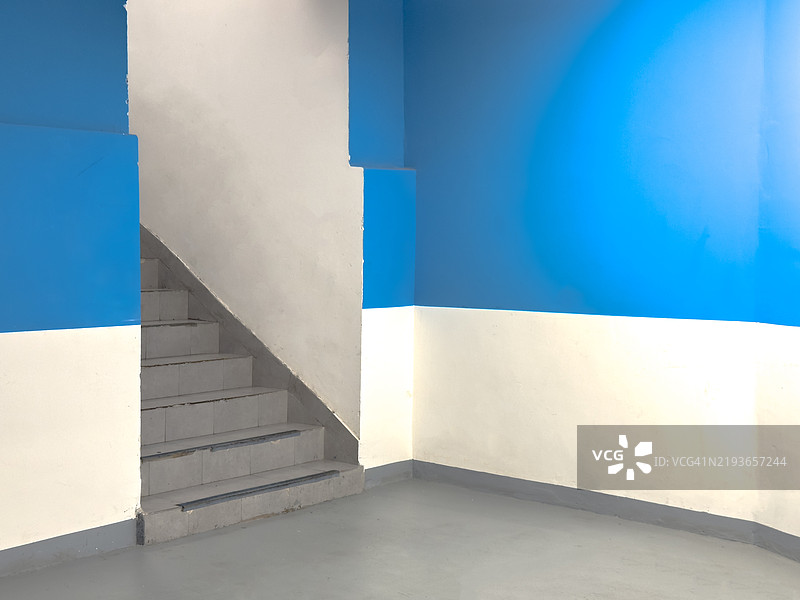 室内停车场的楼梯和墙面装饰图片素材