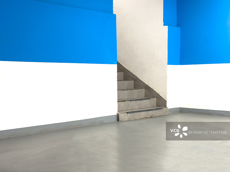 室内停车场的楼梯和墙面装饰图片素材