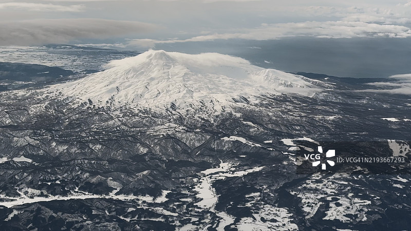 日本秋田的鸟瞰图，雪覆盖的鸟海山图片素材