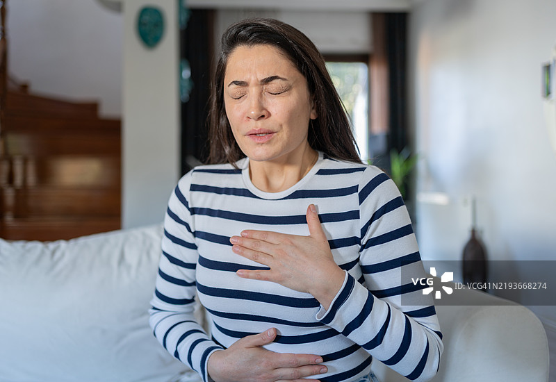 女性因惊恐发作而重重呼吸图片素材