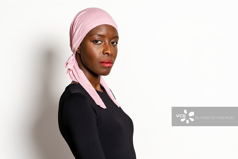 年轻的非洲女性佩戴粉色头巾以提高癌症意识图片素材