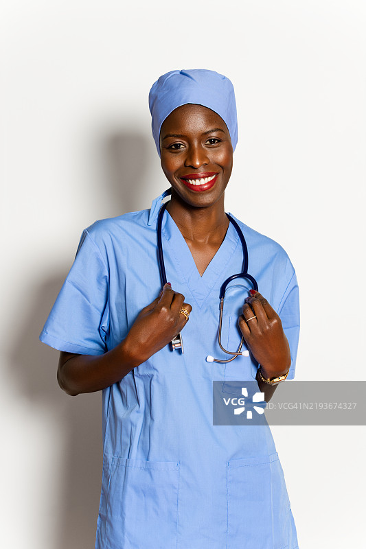 年轻的非裔美国医生对着镜头微笑图片素材