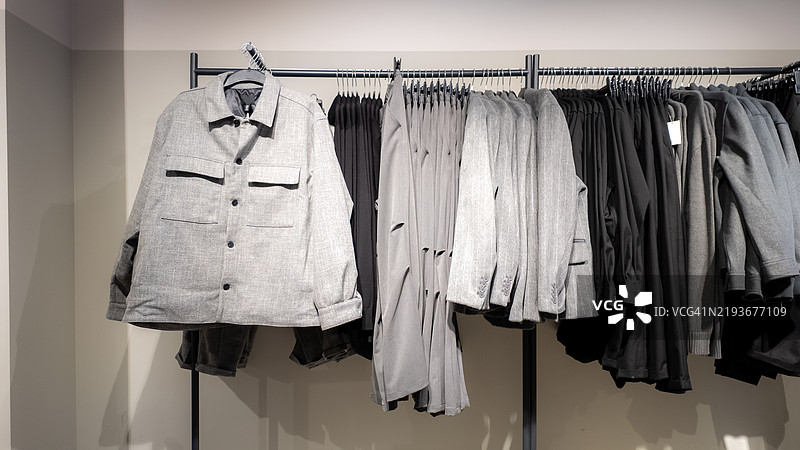 现代服装展示，采用中性灰色调图片素材