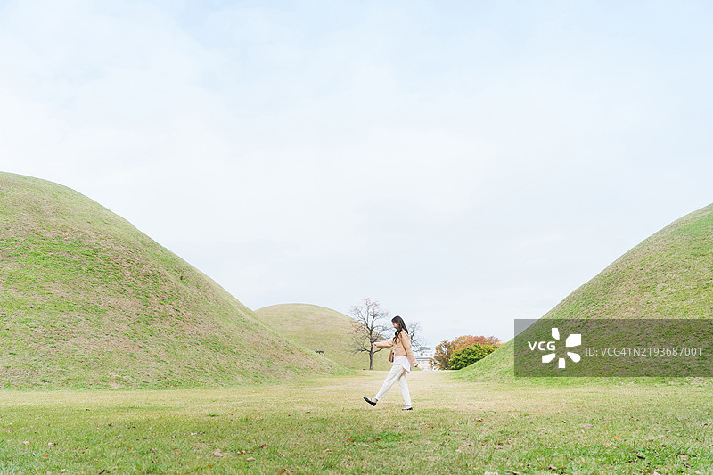 韩国，年轻女性，庆州，韩国文化遗产，王陵，野餐图片素材