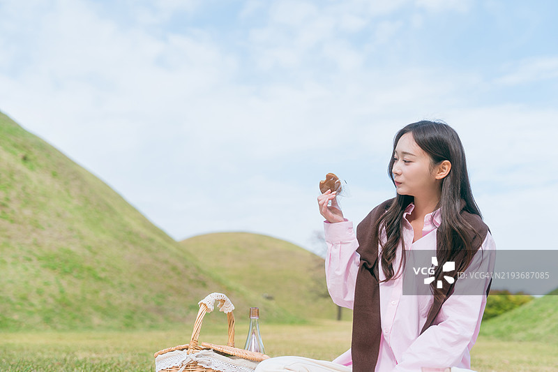 韩国，年轻女性，庆州，韩国文化遗产，王陵，野餐图片素材