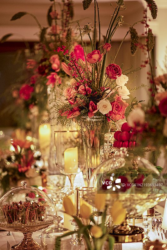用花朵和蜡烛装饰派对桌子。图片素材