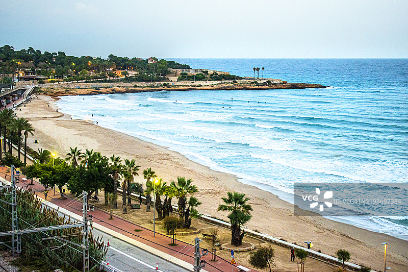 西班牙加泰罗尼亚塔拉戈纳的黄金海岸。地中海和城市的全景。图片素材