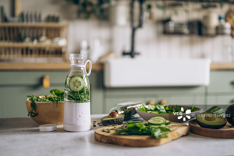 排毒饮食概念：乡村桌上的绿色蔬菜图片素材