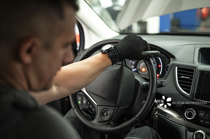 转动方向盘图片素材