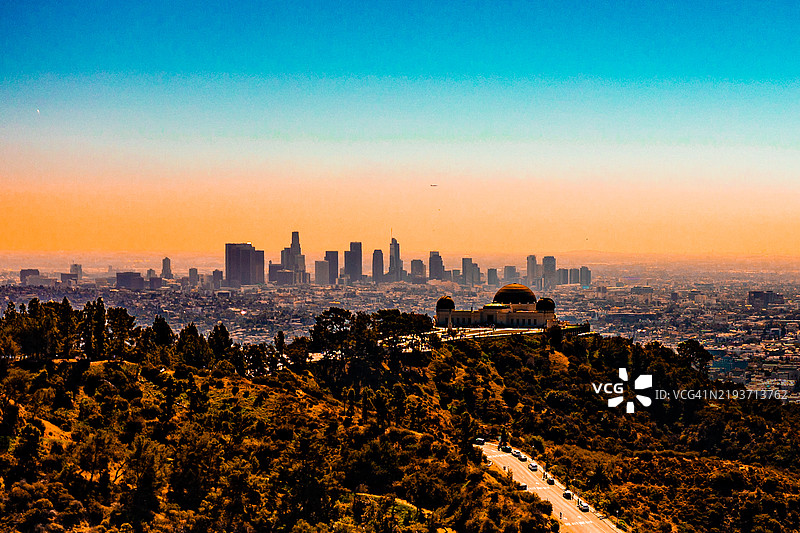 从好莱坞山俯瞰洛杉矶市中心图片素材