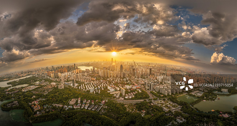 城市建筑在日落时的鸟瞰图，武汉，湖北，中国图片素材
