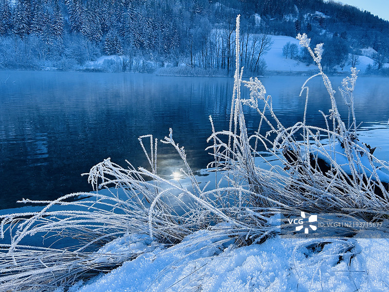 法国冰冻湖泊的美丽景色图片素材