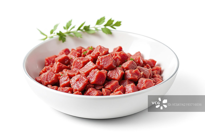 一张白色平底锅中盛有切丁的红色牛肉的照片，背景为白色。图片素材