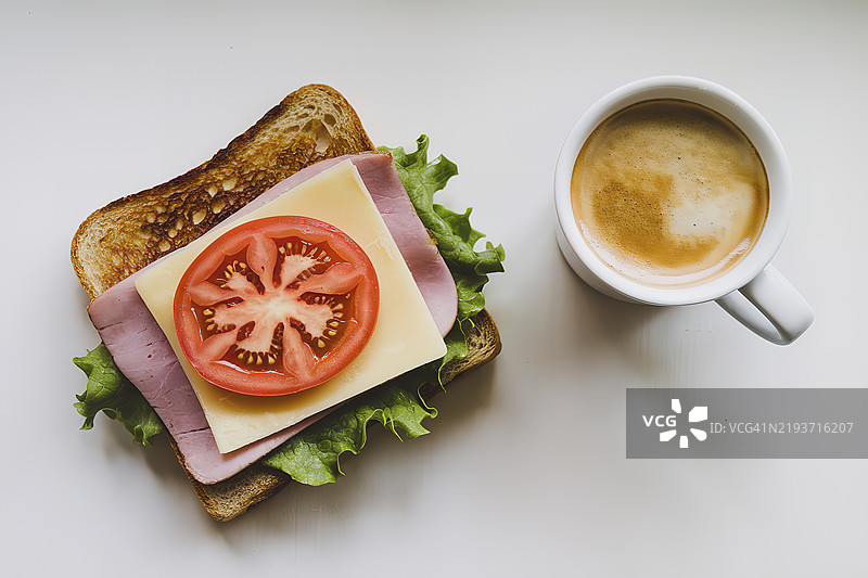 生菜、火腿、奶酪和切片番茄的三明治吐司图片素材
