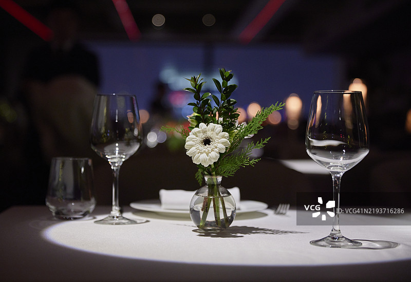 桌子上的酒杯和花朵特写图片素材