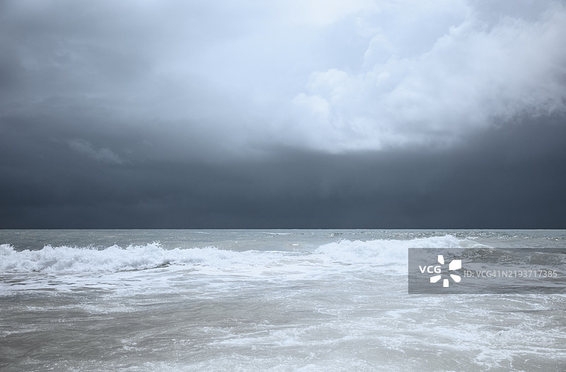 风暴云下的海景图片素材