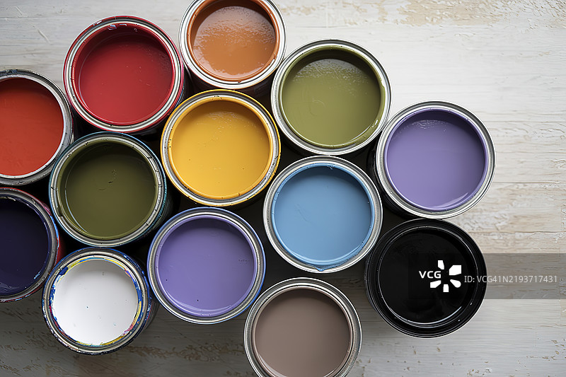 一组油漆罐的照片，包含多种颜色。图片素材