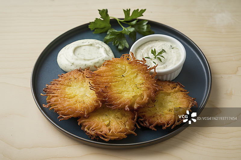 一盘金黄色的炸土豆饼图片素材