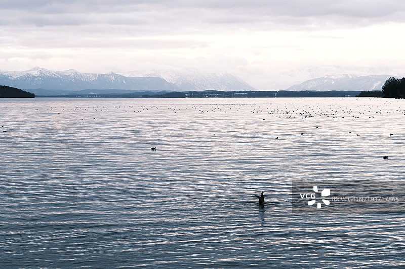 湖泊与天空的美丽景色图片素材