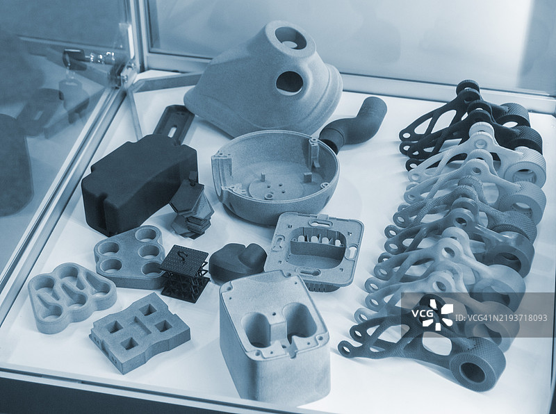 各种物体由熔融塑料粉末通过3D打印机打印而成图片素材