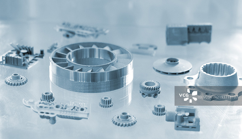 使用金属喷射技术从金属粉末打印的3D物体图片素材