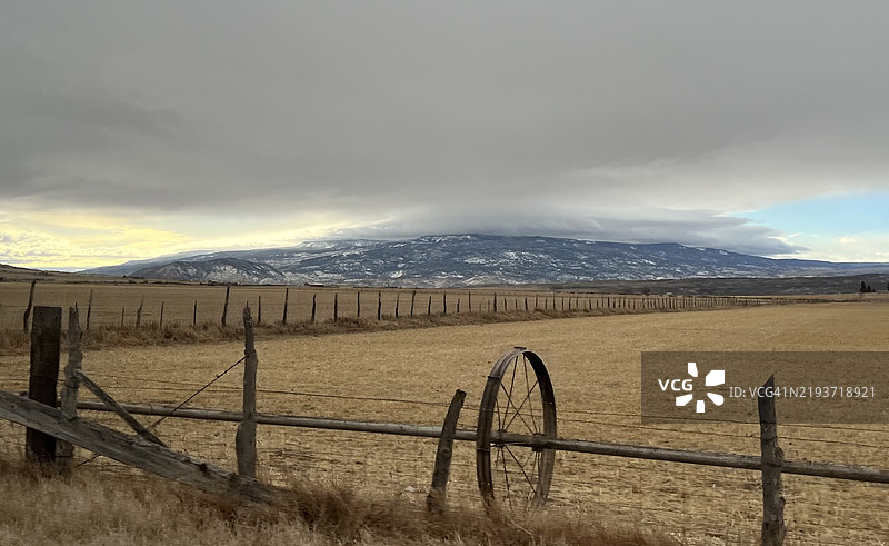 犹他州韦恩县的天空下的田野美景图片素材