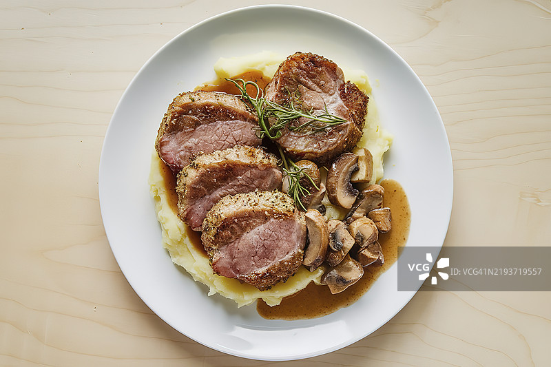 一盘用嫩loin肉制作的炸猪肉圆片牛排图片素材