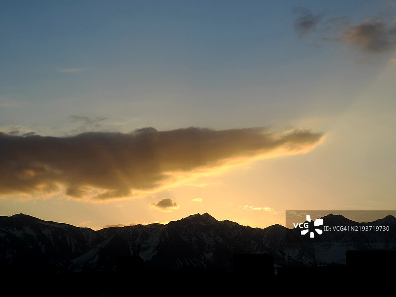 橙色天空下山脉轮廓的美丽景色图片素材