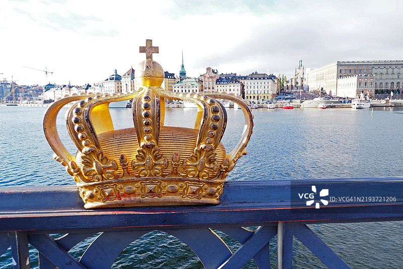 斯凯普斯霍尔姆桥与斯德哥尔摩天际线的皇冠图片素材