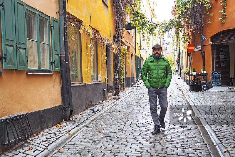 男子在斯德哥尔摩老城漫步图片素材