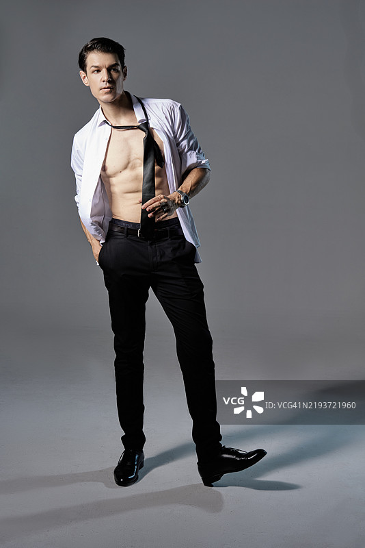 男人站在灰色背景前的肖像图片素材