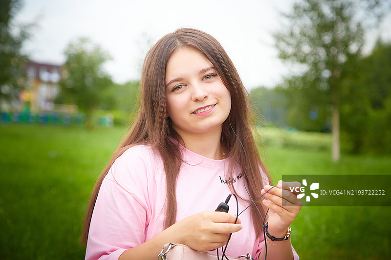 年轻漂亮的长发棕发女性肖像图片素材