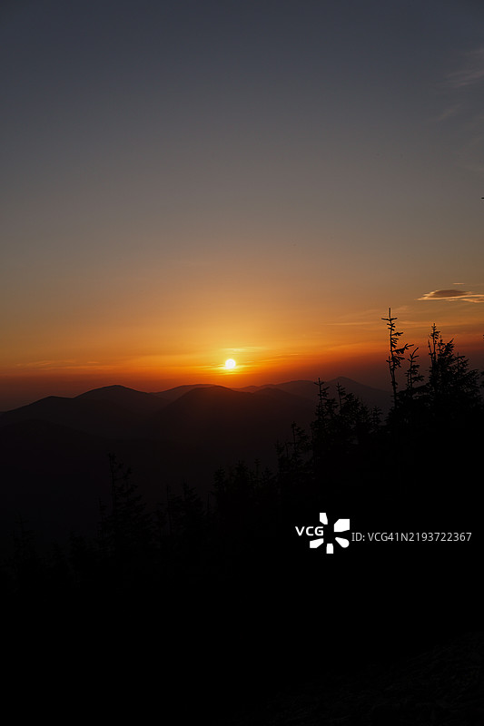 橙色天空下山脉轮廓的美丽景色图片素材